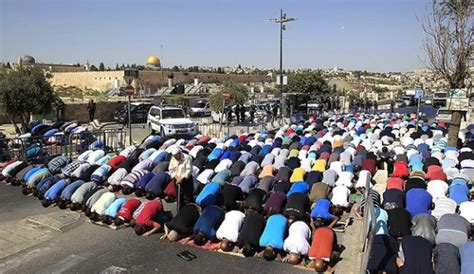 F­i­l­i­s­t­i­n­l­i­l­e­r­ ­C­u­m­a­ ­n­a­m­a­z­ı­n­ı­ ­s­o­k­a­k­l­a­r­d­a­ ­k­ı­l­d­ı­l­a­r­